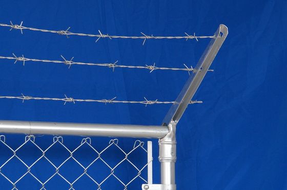 Hot Dip Galvanized Diamond Shape Cyclone Mesh Fencing Dengan Top Barbed Wire