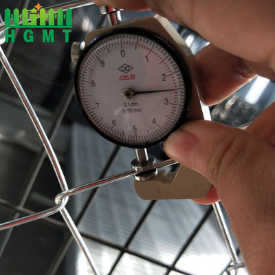Taman Privasi Kualitas yang sangat baik Hot Dip Galvanized 3.0MM Cyclone Wire Chain Link Fence Roll
