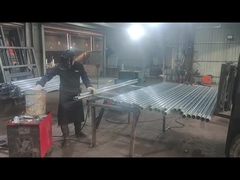 Tiang pagar sedang dilas sesuai ukuran yang dibutuhkan pelanggan.