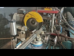 Pos buah persik sedang dipotong sesuai ukuran yang dibutuhkan oleh pelanggan