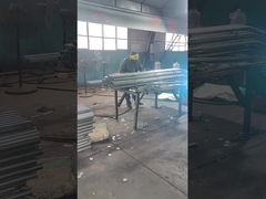 Konektor pagar sedang dilas ke tiang pagar