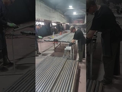 Aksesori pagar pembatas sedang dilas ke tiang pagar pembatas