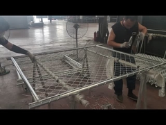 Pagar rantai sedang dihubungkan ke bingkai