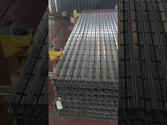 Pos pagar pembatas sedang ditumpuk