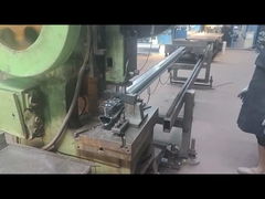 Pos buah persik sedang dilubangi