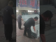 Tiang pagar sedang dipoles dan ditumpuk